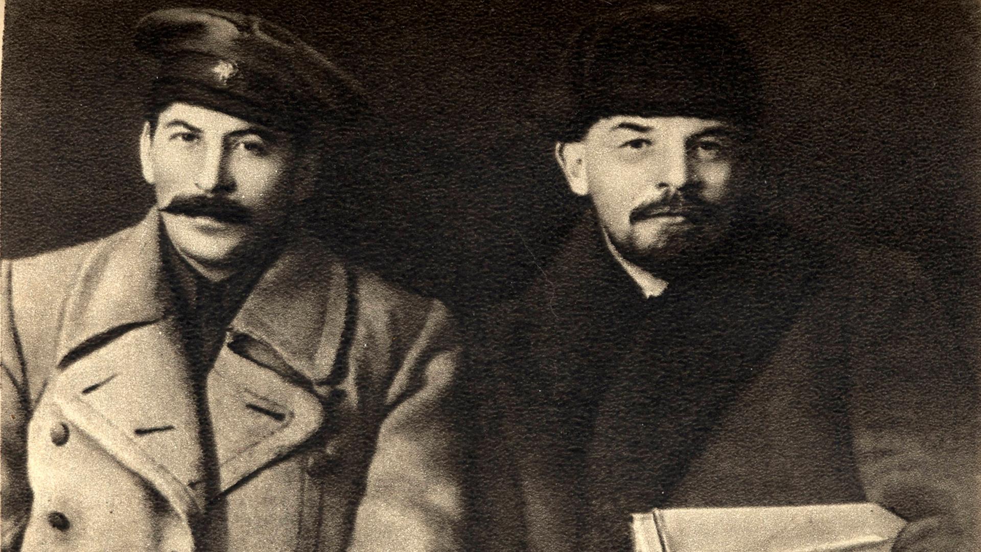 Stalin und Lenin,1919 in Moskau auf dem VIII. Kongress der Kommunistischen Partei Russlands. Gefunden in der Sammlung des Staatlichen Museums für Zeitgeschichte Russlands. Stalin und Lenin,1919 in Moskau auf dem VIII. Kongress der Kommunistischen Partei Russlands. Gefunden in der Sammlung des Staatlichen Museums für Zeitgeschichte Russlands.