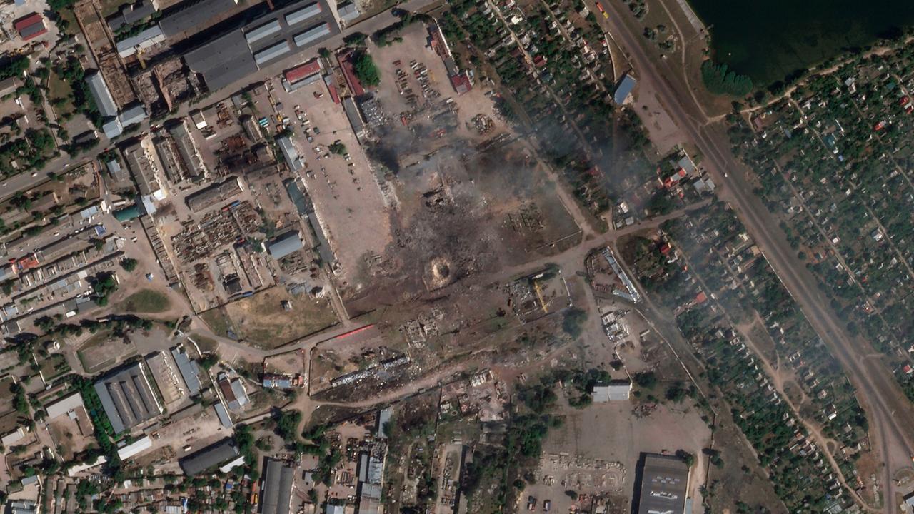 Folgen eines ukrainischen Angriffs auf ein russisches Munitionsdepot in Nowa Kachowka in einer Luftaufnahme (Archivbild) 