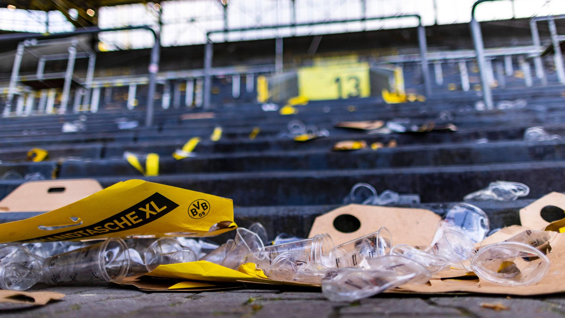 Die Südkurve im Dortmunder Stadion ist nach Spielende voller Müll Die Südkurve im Dortmunder Stadion ist nach Spielende voller Müll