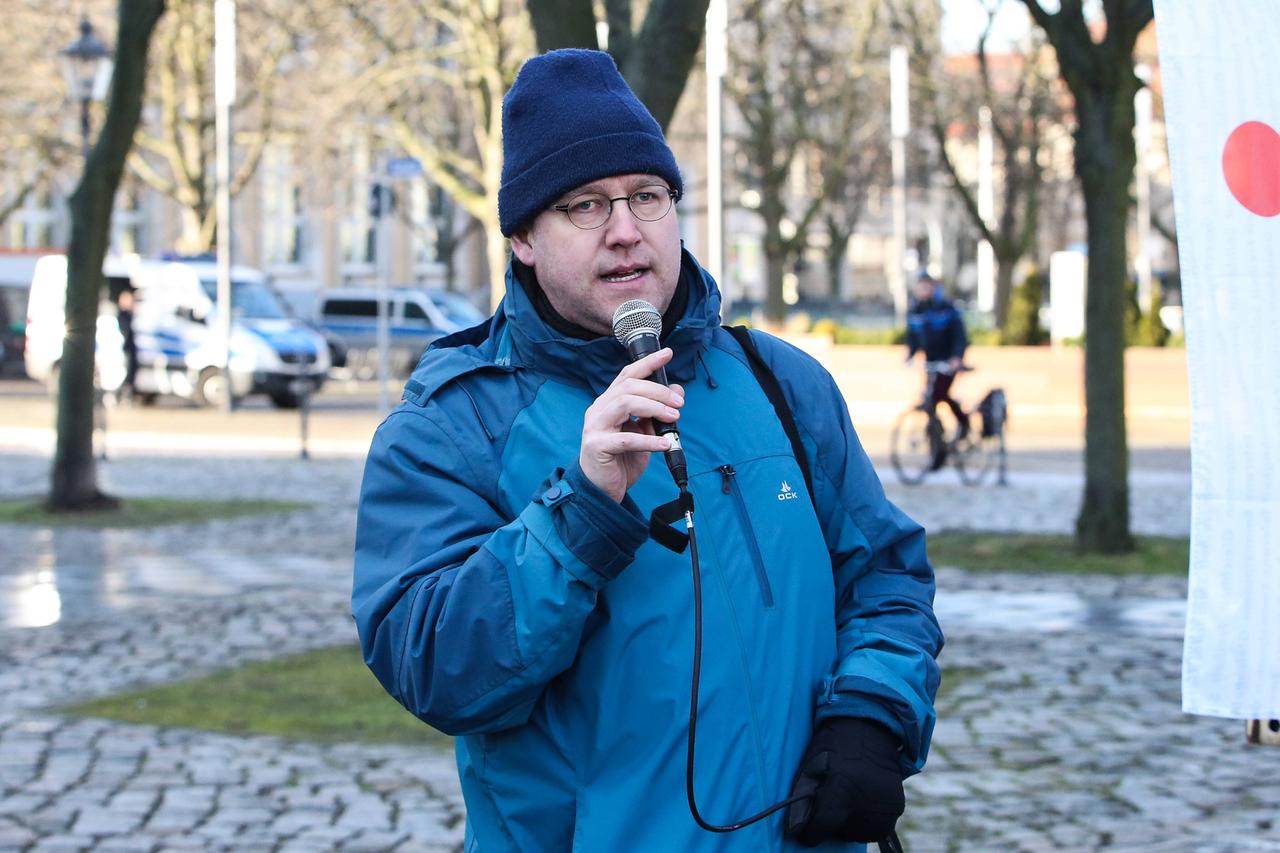 David Begrich (Verein Miteinander e.V.) spricht auf einer Kundgebung David Begrich (Verein Miteinander e.V.) spricht auf einer Kundgebung