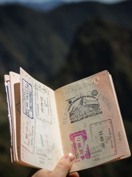 Ein Reisepass mit vielen Stempeln