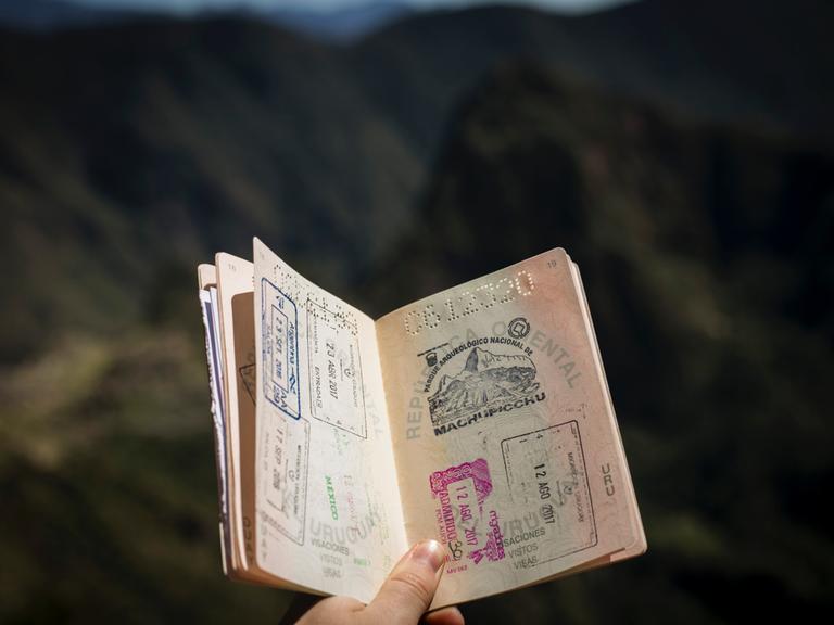 Ein Reisepass mit vielen Stempeln