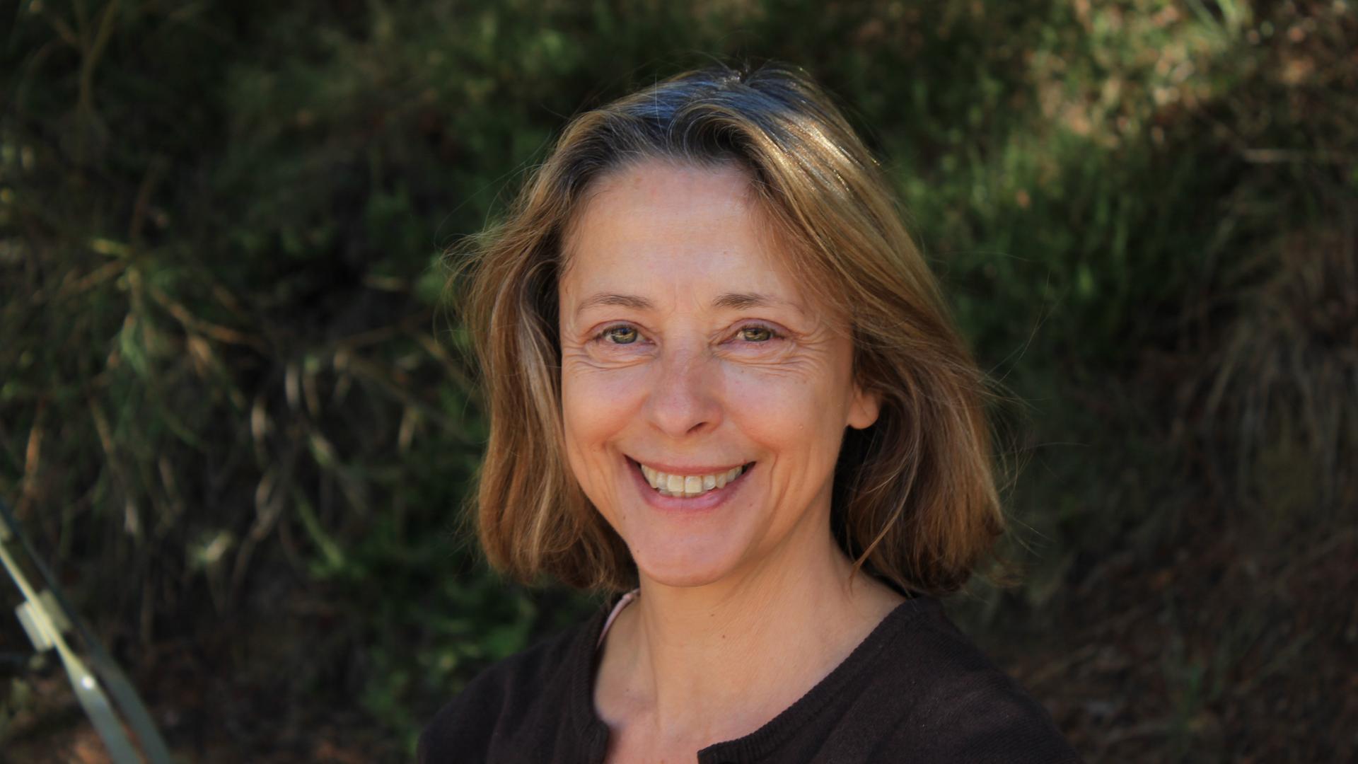 Portrait von Gisela Steinhauer, freie Moderatorin im Deutschlandfunk Kultur Portrait von Gisela Steinhauer, freie Moderatorin im Deutschlandfunk Kultur