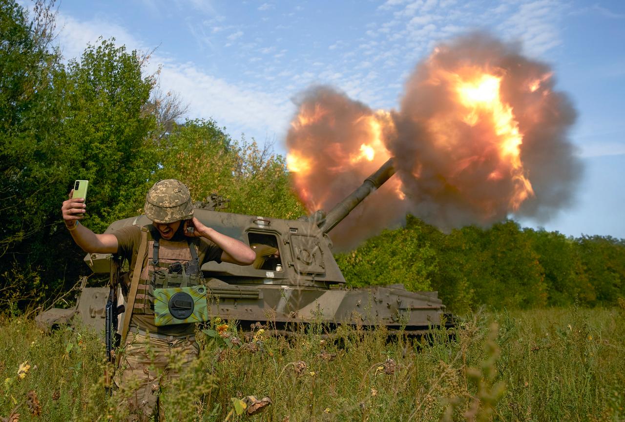 Ein ukrainischer Soldat nimmt während eines Artilleriefeuers in Donezk am 3. September 2022 ein Selfie vor einem Panzer auf