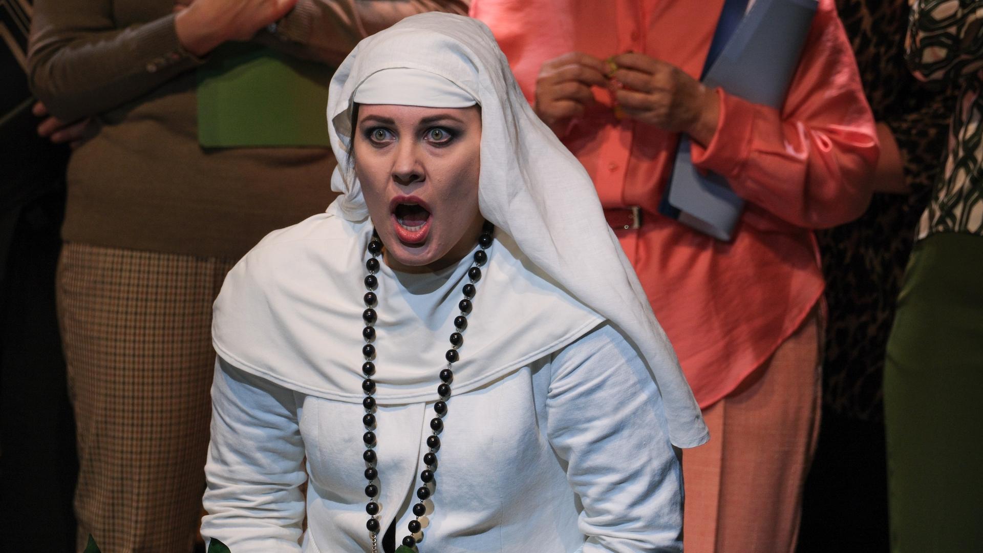 Die Sängerin Elena Guseva als Suor Angelica im Nonnenkostüm bei einer Fotoprobe zu Giacomo Puccinis Opern-Tryptichon "Il Trittico" Die Sängerin Elena Guseva als Suor Angelica im Nonnenkostüm bei einer Fotoprobe zu Giacomo Puccinis Opern-Tryptichon "Il Trittico"