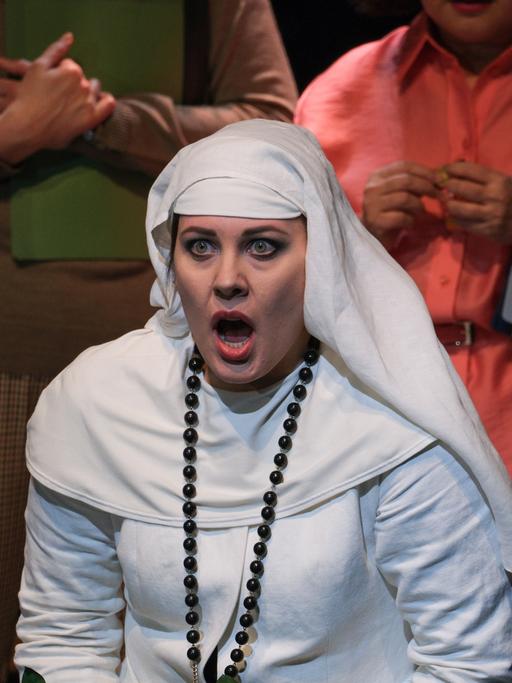 Die Sängerin Elena Guseva als Suor Angelica im Nonnenkostüm bei einer Fotoprobe zu Giacomo Puccinis Opern-Tryptichon "Il Trittico"