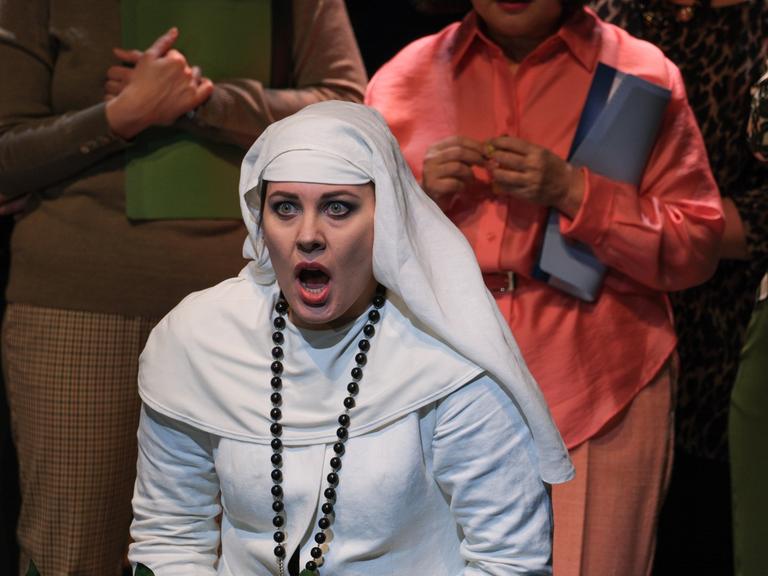 Die Sängerin Elena Guseva als Suor Angelica im Nonnenkostüm bei einer Fotoprobe zu Giacomo Puccinis Opern-Tryptichon "Il Trittico"