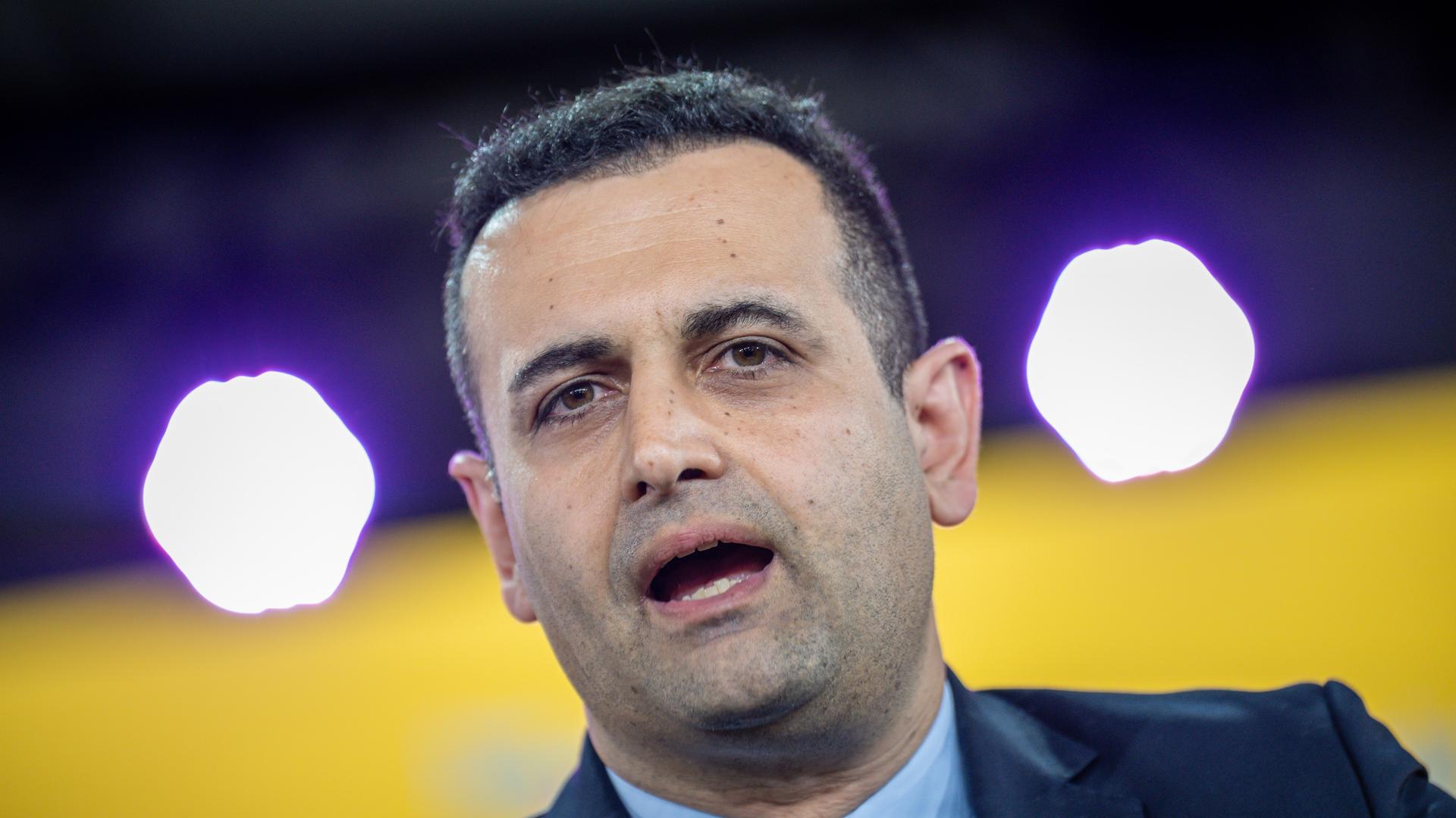 FDP-Generalsekretär Bijan Djir-Sarai am Rednerpult FDP-Generalsekretär Bijan Djir-Sarai am Rednerpult