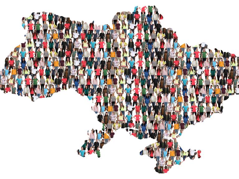 Karte mit dem Umriss der Ukraine mit einer multikulturellen Meschengruppe