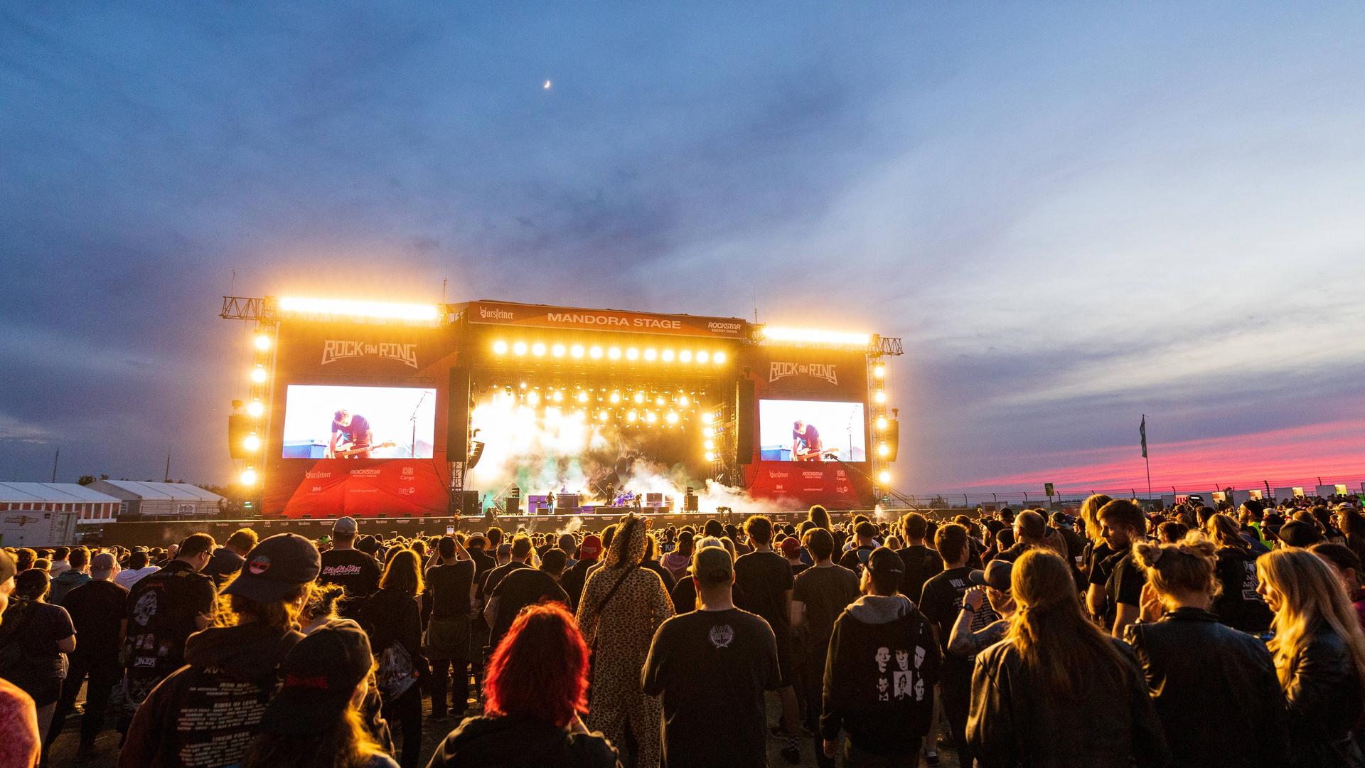 Das Foto zeigt Publikum und eine Bühne beim Festival "Rock am Ring". Das Foto zeigt Publikum und eine Bühne beim Festival "Rock am Ring".