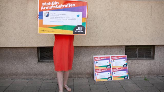 IchBinArmutsbetroffen Fotoaktion Am 18.6.2022 gab es in München ein Fotoflashmob der Kampagne Ich Bin Armutsbetroffen.