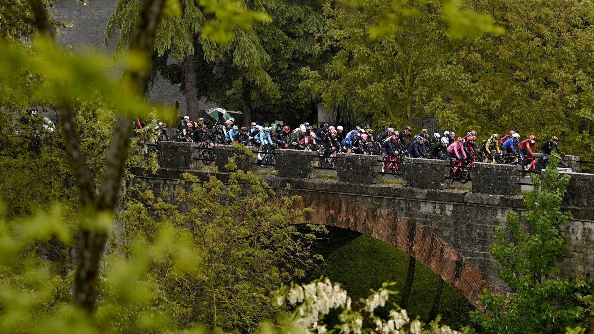 Italien, Scandiano: Radsport: UCI WorldTour - Giro d'Italia, Scandiano - Viareggio (196,00 km), 10. Etappe: Die Fahrer in Aktion.