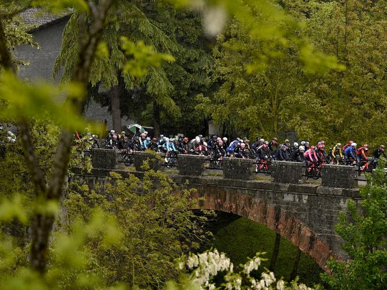 Italien, Scandiano: Radsport: UCI WorldTour - Giro d'Italia, Scandiano - Viareggio (196,00 km), 10. Etappe: Die Fahrer in Aktion.