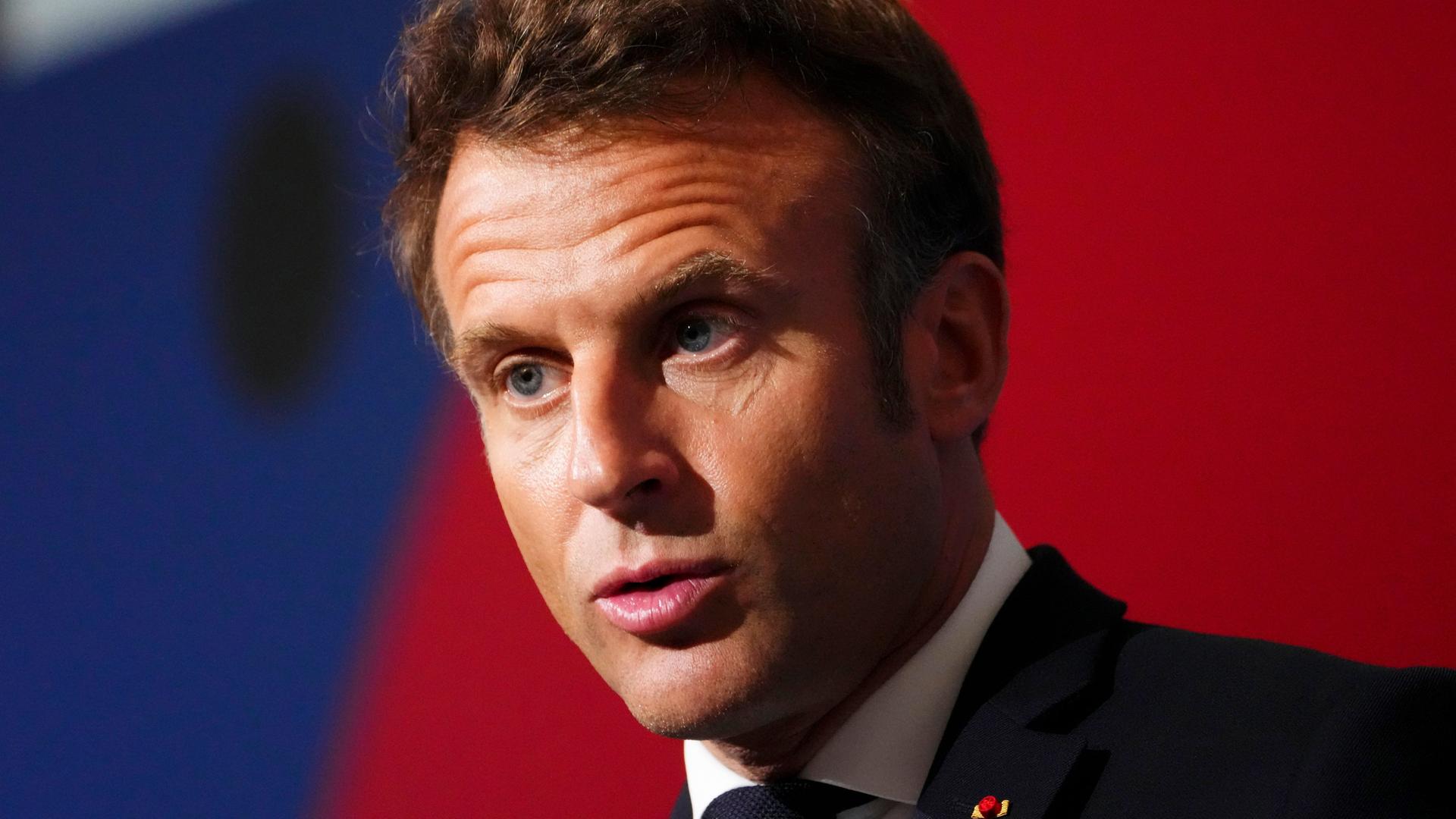 Frankreichs Präsident Emmanuel Macron hält eine Rede und schaut entschlossen. Frankreichs Präsident Emmanuel Macron hält eine Rede und schaut entschlossen.