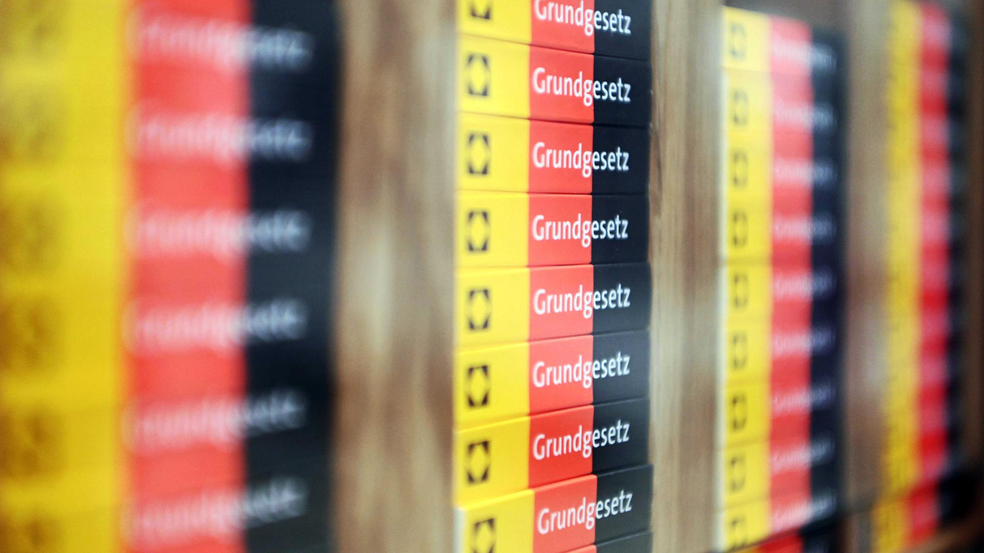 Im Foyer des Bundesverfassungsgerichts liegen zur Mitnahme Miniaturausgaben des Grundgesetzes aus. Im Foyer des Bundesverfassungsgerichts liegen zur Mitnahme Miniaturausgaben des Grundgesetzes aus.