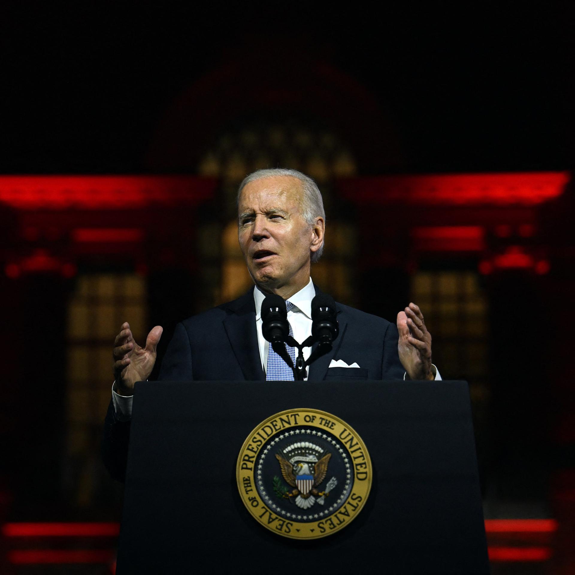 US-Präsident Biden spricht bei einem Auftritt in Philadelphia. 