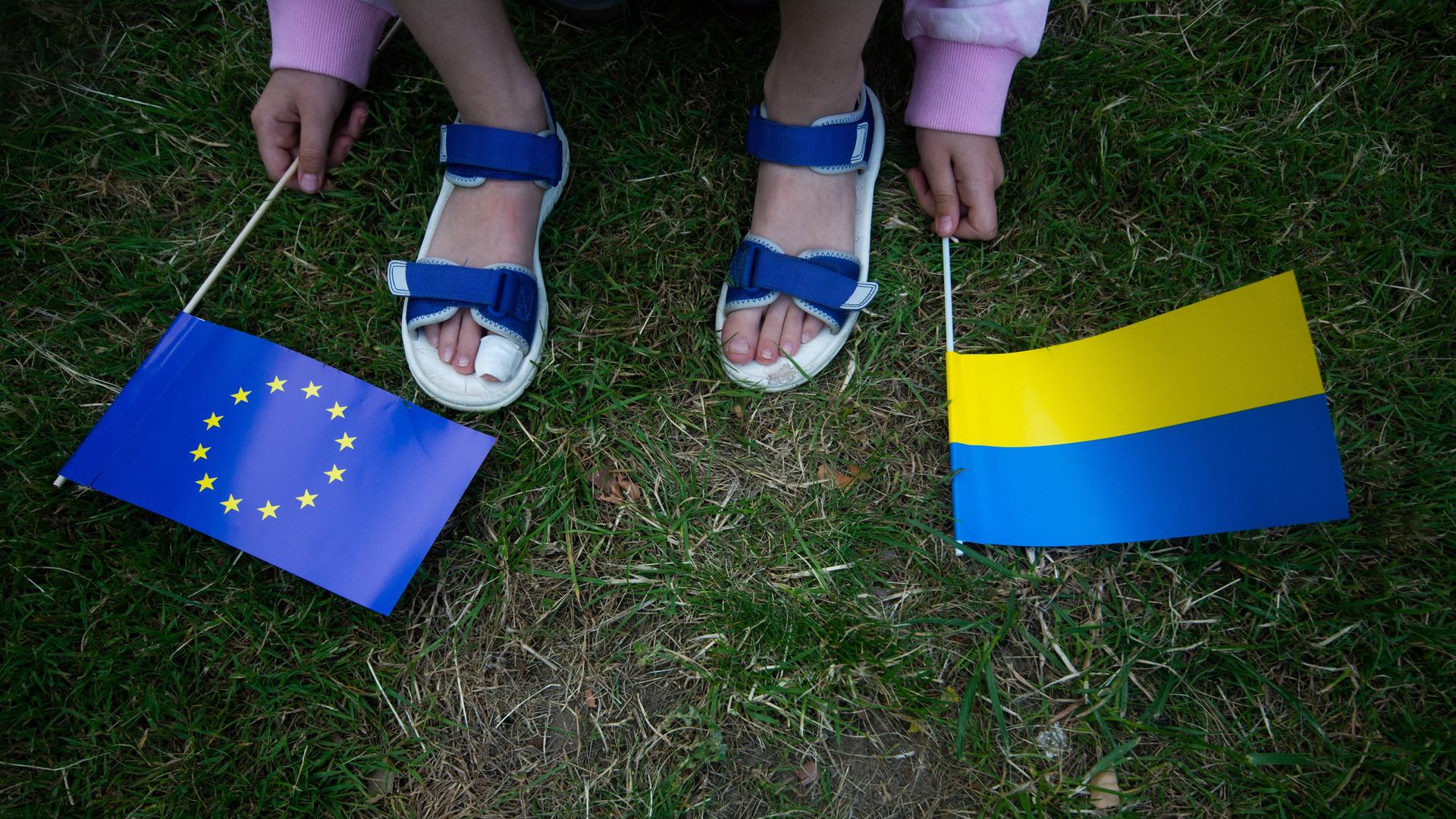 Fähnchen der Europäischen Union und der Ukraine