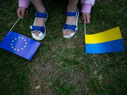 Fähnchen der Europäischen Union und der Ukraine