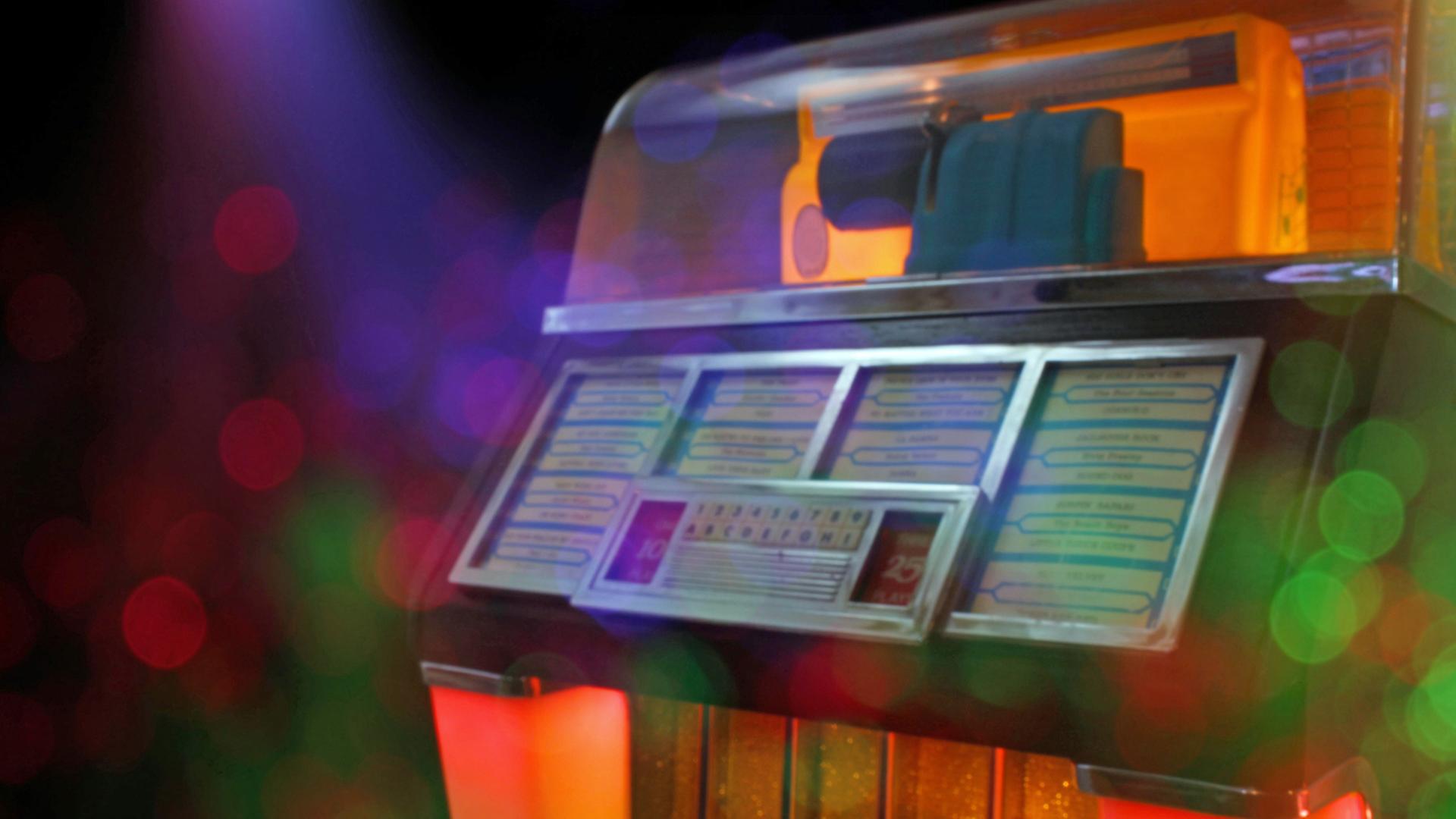 Ihre Glanzzeit hatte die Jukebox in der Mitte des letzten Jahrhunderts. Zu sehen: Eine Jukebox mit unterschiedlichen Farben beleuchtet. Ihre Glanzzeit hatte die Jukebox in der Mitte des letzten Jahrhunderts. Zu sehen: Eine Jukebox mit unterschiedlichen Farben beleuchtet.