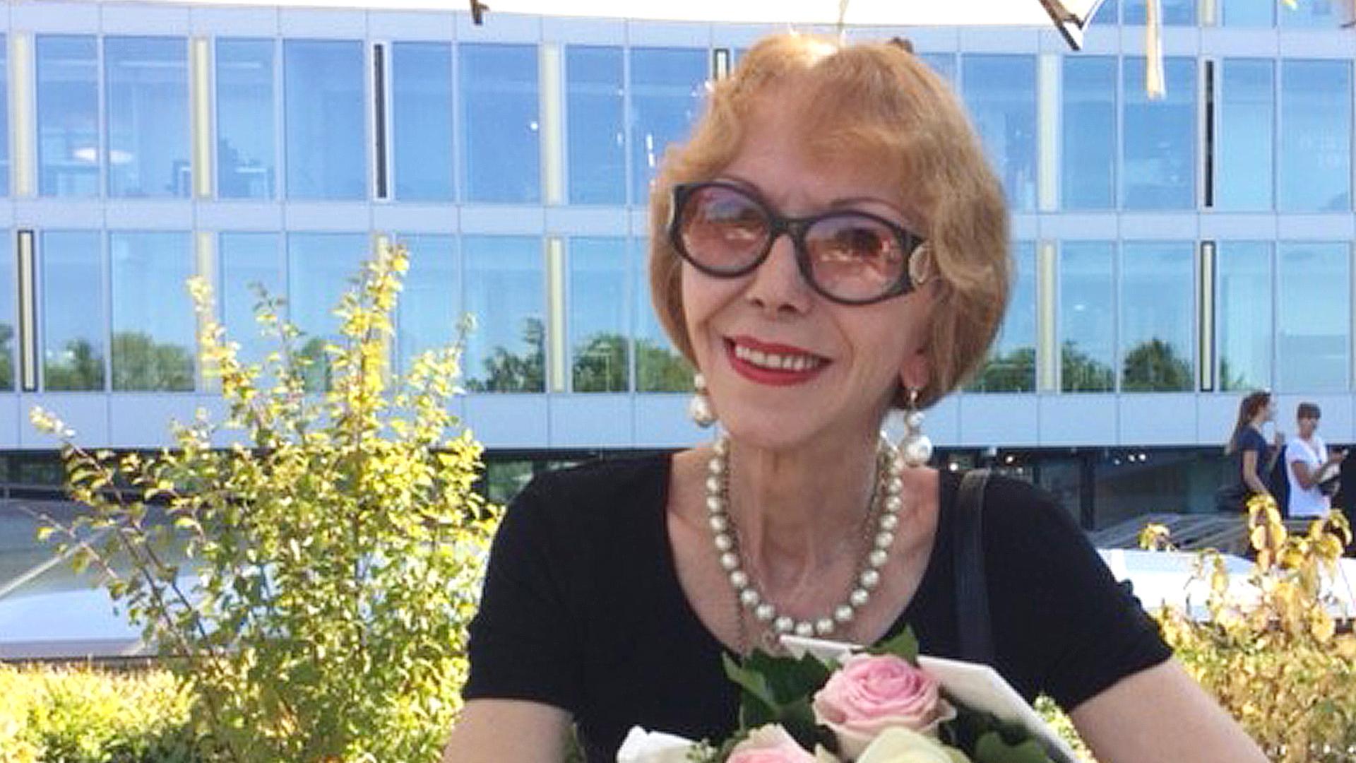Rosemarie Schubert-Blum. Eine ältere Frau mit halblangen Haaren und Sonnenbrille sitzt auf der Terrasse eines Kaffees. Rosemarie Schubert-Blum. Eine ältere Frau mit halblangen Haaren und Sonnenbrille sitzt auf der Terrasse eines Kaffees.