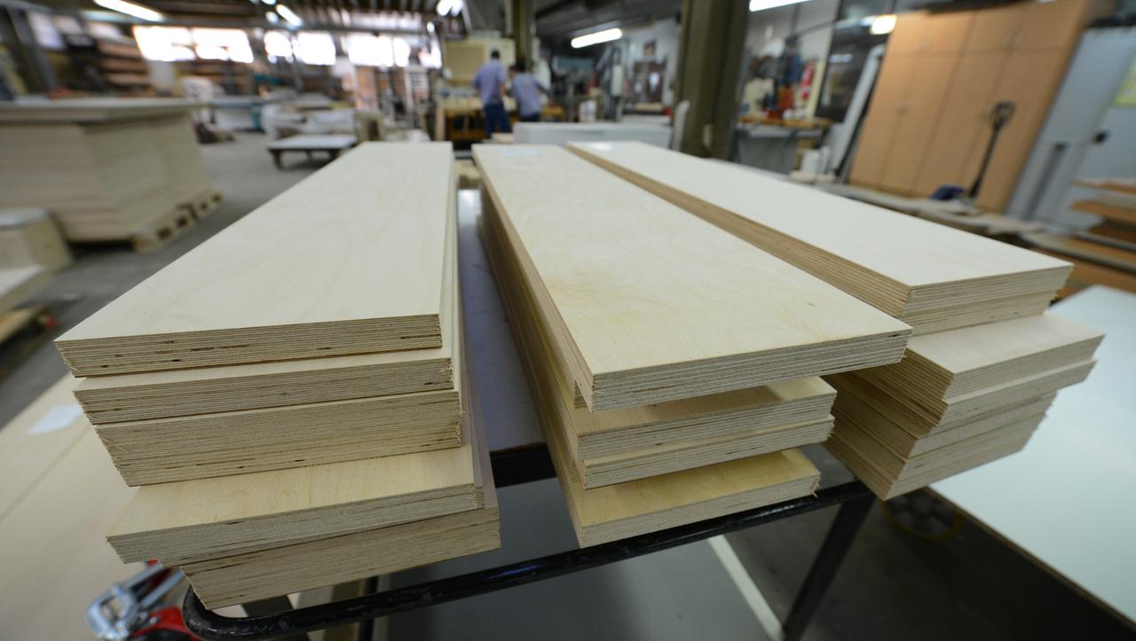 Holzlatten liegen auf einem Stapel in einer Gefängniswerkstatt. Holzlatten liegen auf einem Stapel in einer Gefängniswerkstatt.
