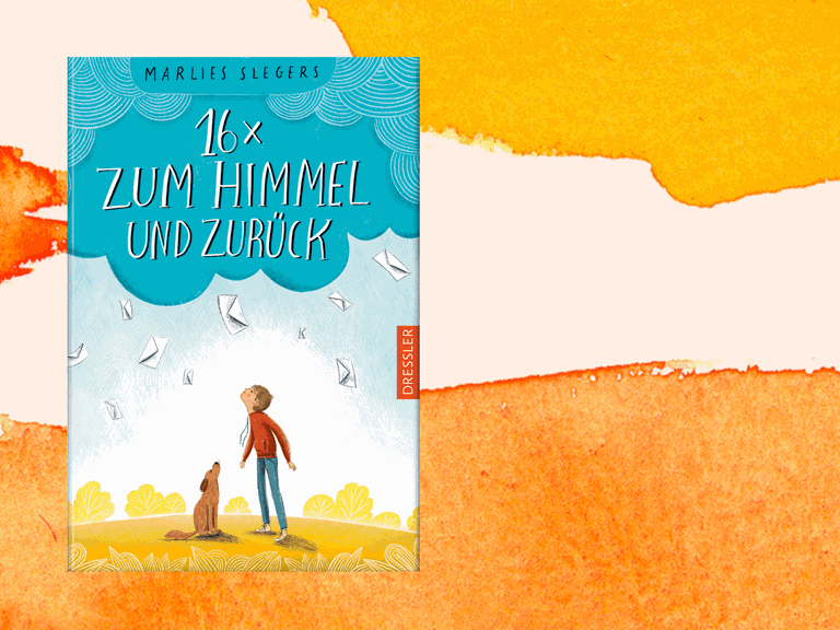 Das Cover von Marlies Slegers "16 x zum Himmel und Zurück" zeigt einen Jungen mit einem Hund. Beide schauen in den Himmel, aus dessen dicken blauen Wolken Briefumschläge fallen.