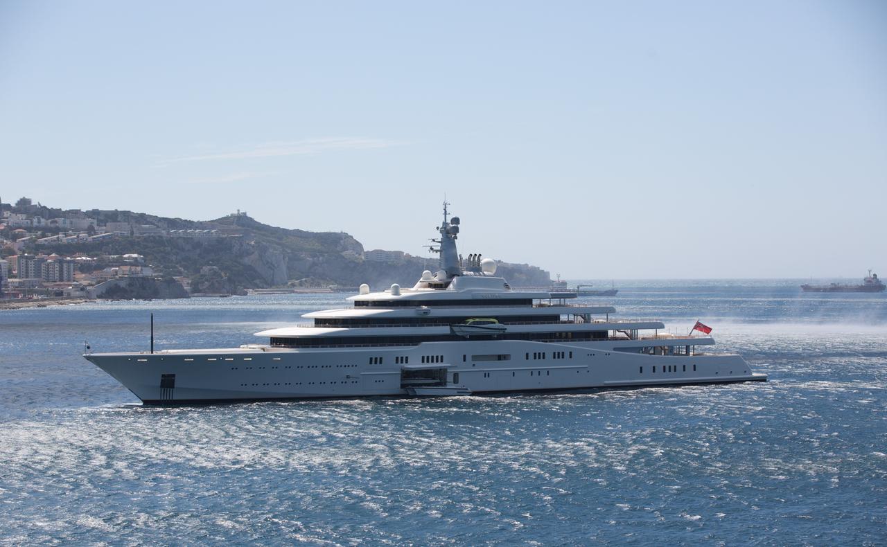 Die große Luxus-Yacht "Eclipse" im Meer vor der Küste Gibraltars Die große Luxus-Yacht "Eclipse" im Meer vor der Küste Gibraltars