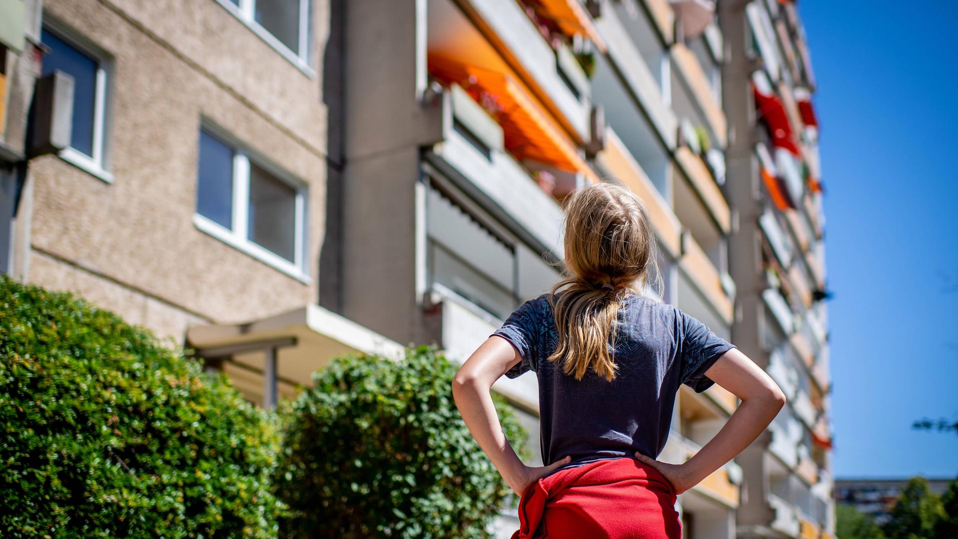 Ein Kind steht vor einem Plattenbau in Leipzig-Grünau (Symbolbild) Ein Kind steht vor einem Plattenbau in Leipzig-Grünau (Symbolbild)
