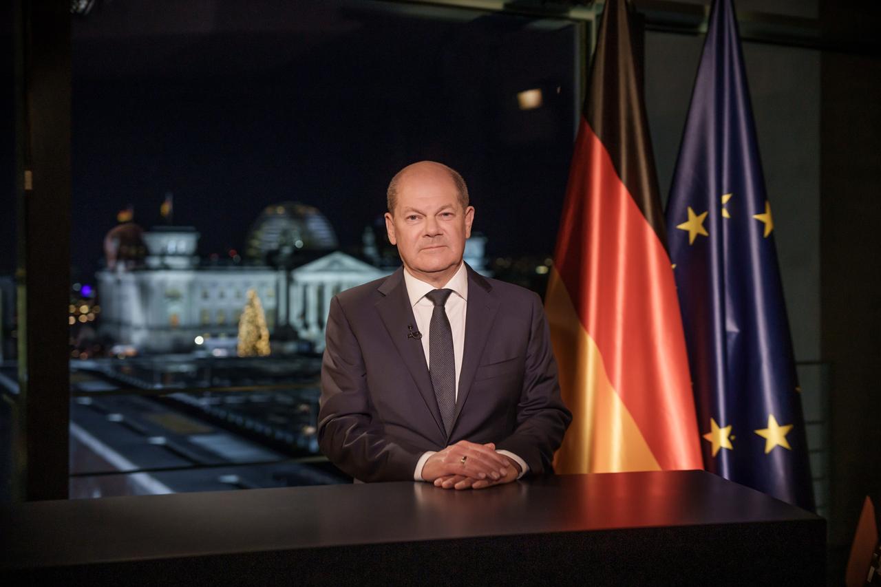 Bundeskanzler Olaf Scholz (SPD) sitzt bei der Aufzeichnung der Neujahrsansprache im Kanzleramt. Bundeskanzler Olaf Scholz (SPD) sitzt bei der Aufzeichnung der Neujahrsansprache im Kanzleramt.