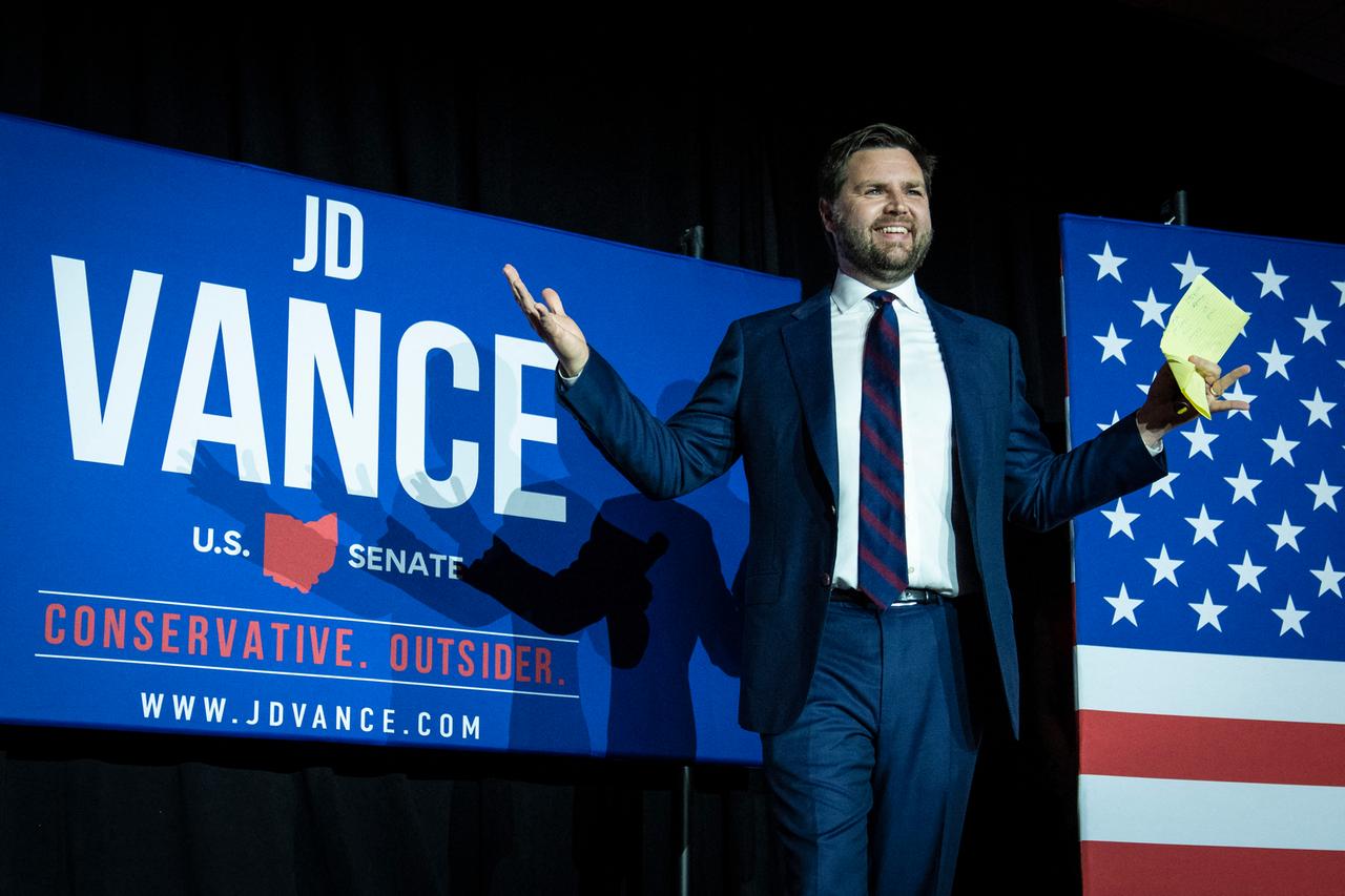 J.D. Vance auf der Bühne nach seinem Wahlsieg in Ohio. J.D. Vance auf der Bühne nach seinem Wahlsieg in Ohio.
