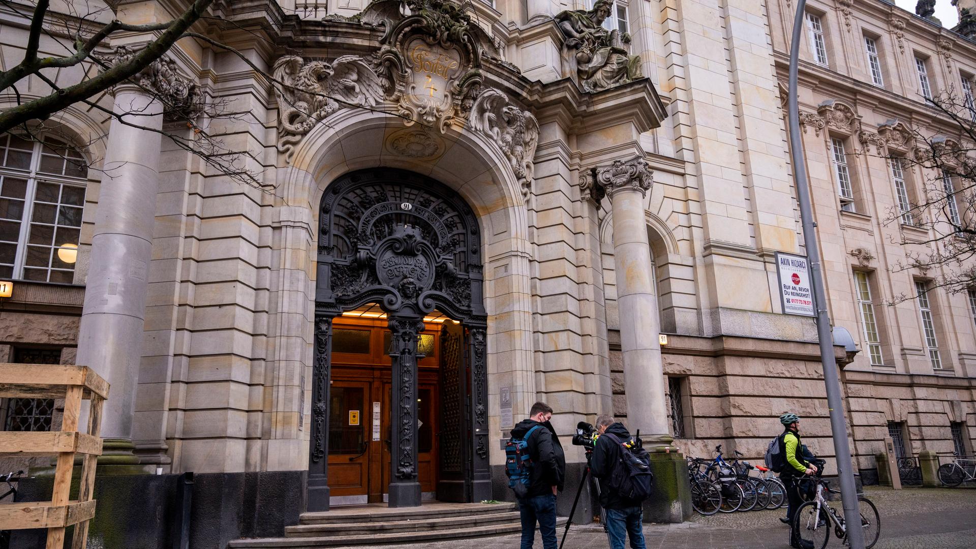 Ein Kamerateam steht vor dem Gerichtsgebäude. Ein Kamerateam steht vor dem Gerichtsgebäude.