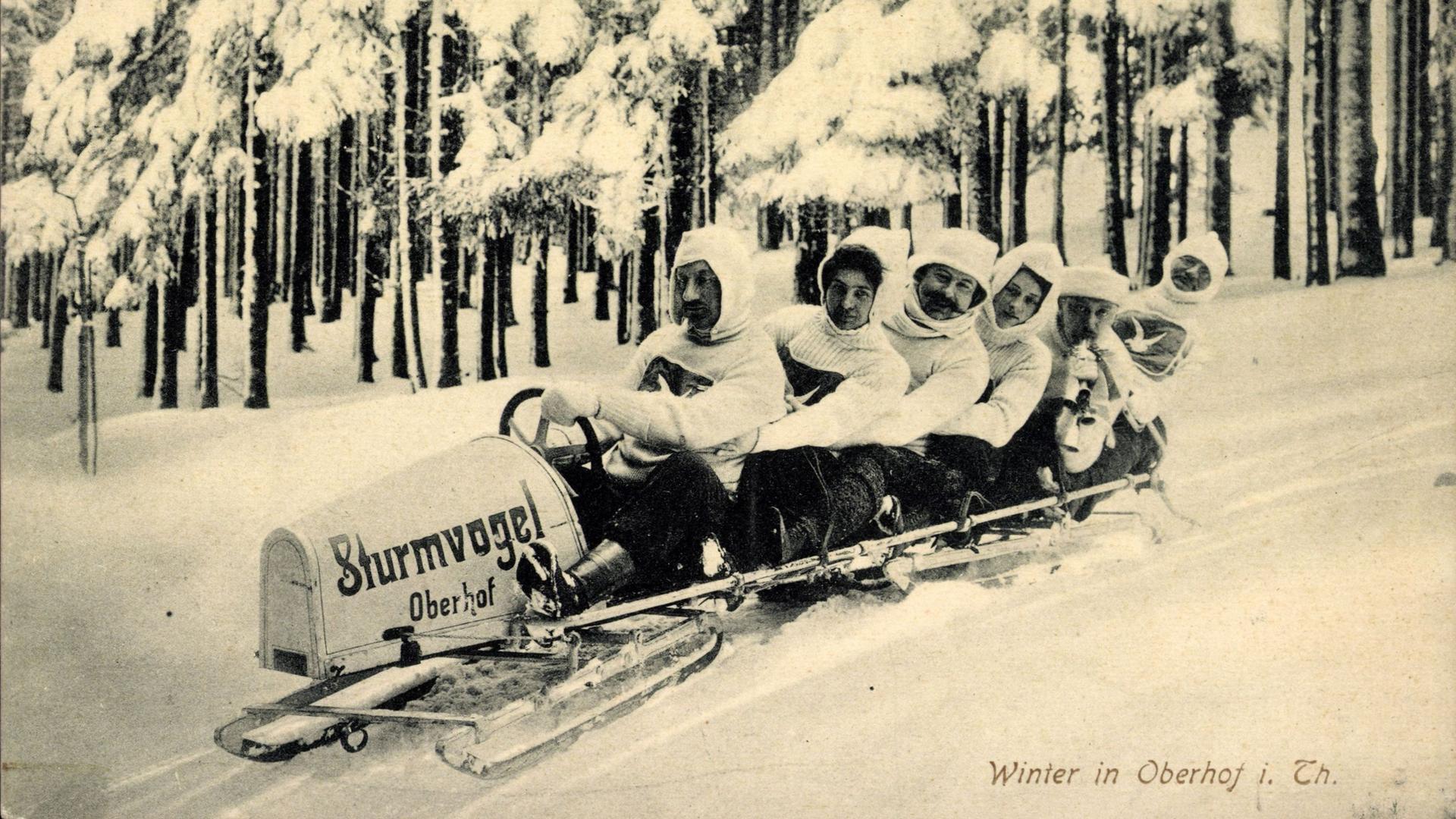 Oberhof Thüringen, Sturmvogelschlitten im Winter (Foto: Arkivi-Bildagentur/akpool GmbH) Oberhof Thüringen, Sturmvogelschlitten im Winter (Foto: Arkivi-Bildagentur/akpool GmbH)