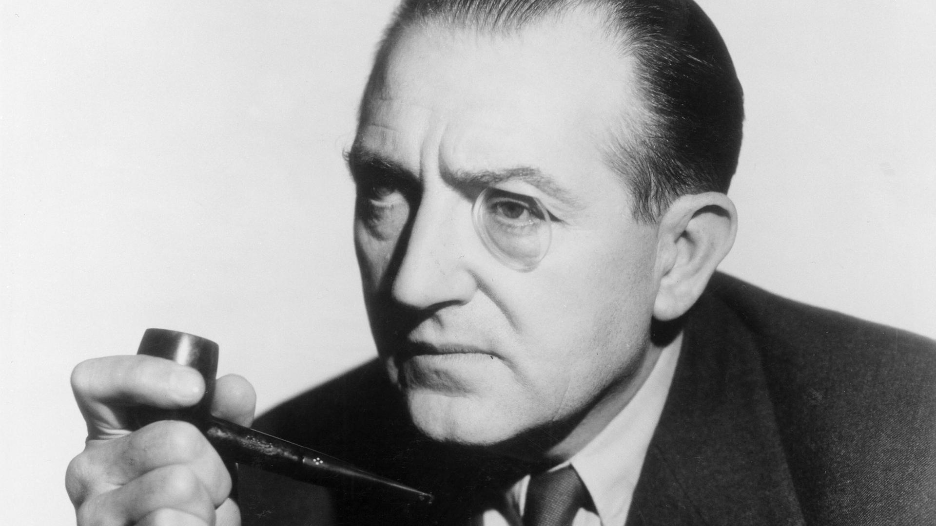 Schwarzweißporträt von Fritz Lang mit Monokel und Tabakpfeife Schwarzweißporträt von Fritz Lang mit Monokel und Tabakpfeife
