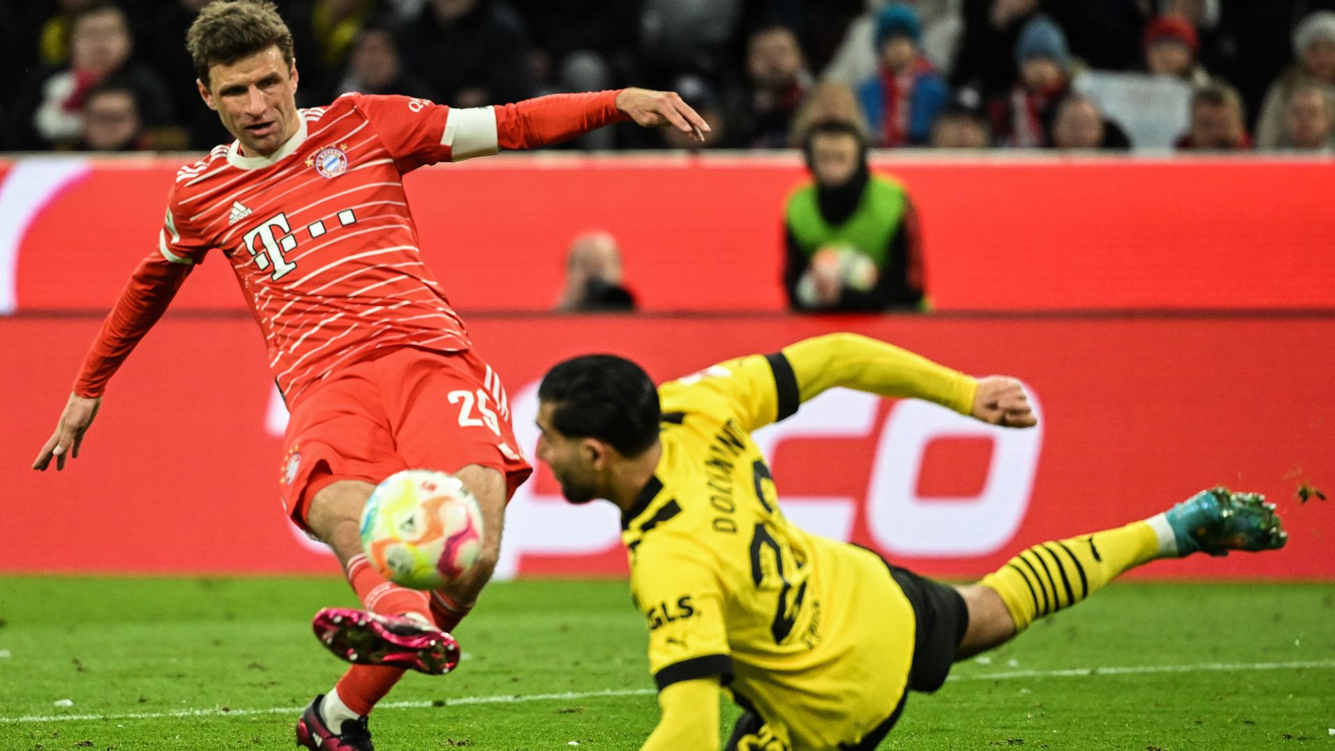 Bayern München - Borussia Dortmund: Bayerns Thomas Müller (links) und Dortmunds Emre Can im Zweikampf