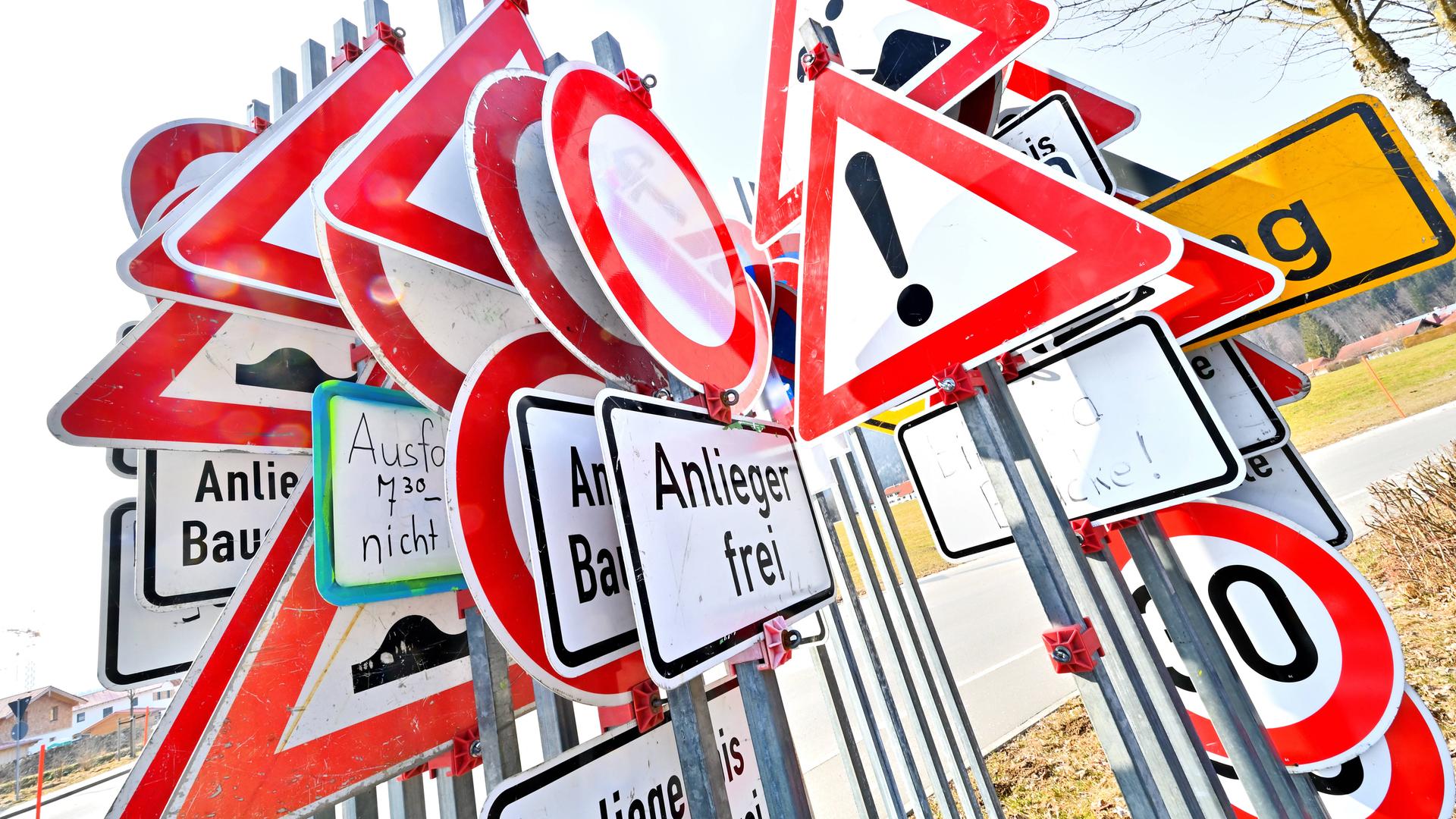 Schilderwald: Die Verkehrsschilder für eine Baustelle in Hörgering in Bayern warten auf ihren Einsatz. Schilderwald: Die Verkehrsschilder für eine Baustelle in Hörgering in Bayern warten auf ihren Einsatz.