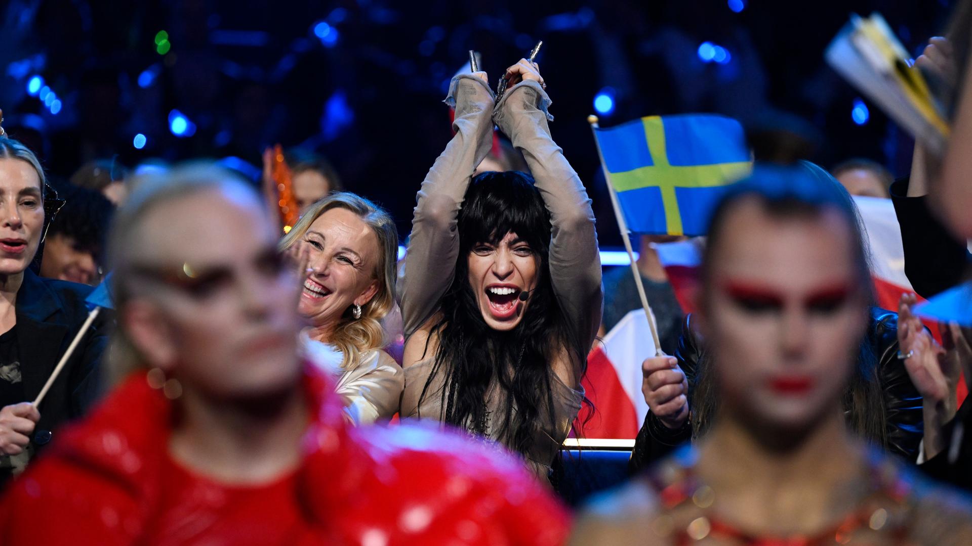 Die Die schwedische Sängerin Loreen feiert beim ESC 2023 in Liverpool ihren Sieg. Die Die schwedische Sängerin Loreen feiert beim ESC 2023 in Liverpool ihren Sieg.