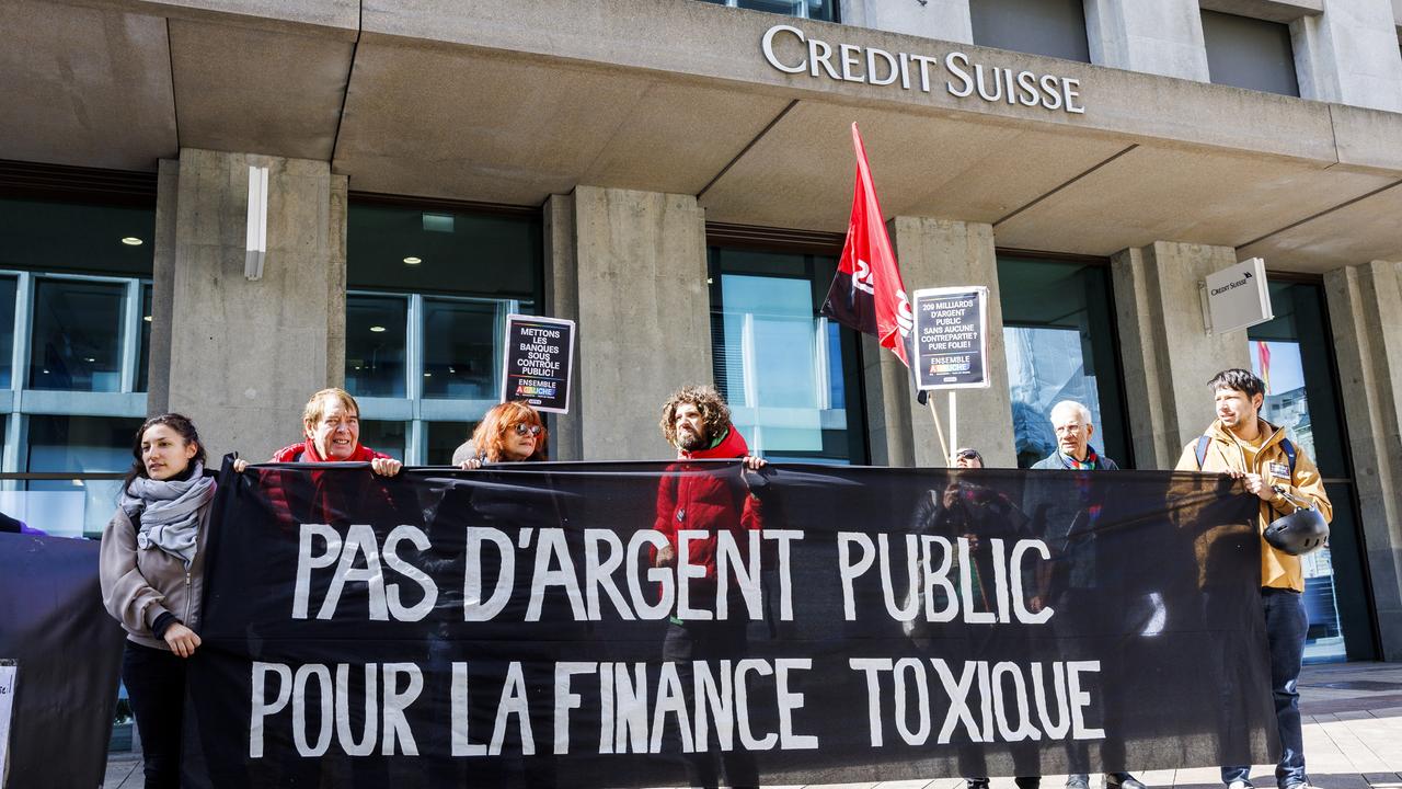 Proteste der Linken gegen den Übernahmedeal der Credit Suisse druch die UBS, denn die Schweizer Notenbank hat noch ein paar Milliarden draufgelegt, um die Finanzstabilität zu gewährleisten.
