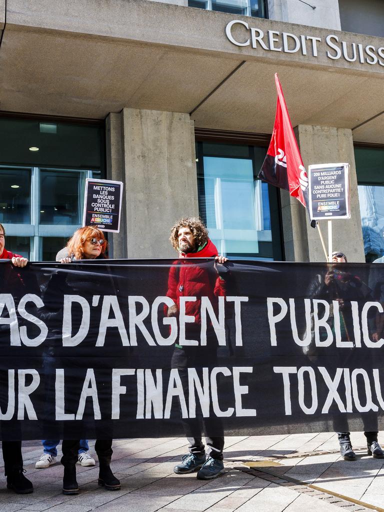 Proteste der Linken gegen den Übernahmedeal der Credit Suisse druch die UBS, denn die Schweizer Notenbank hat noch ein paar Milliarden draufgelegt, um die Finanzstabilität zu gewährleisten.