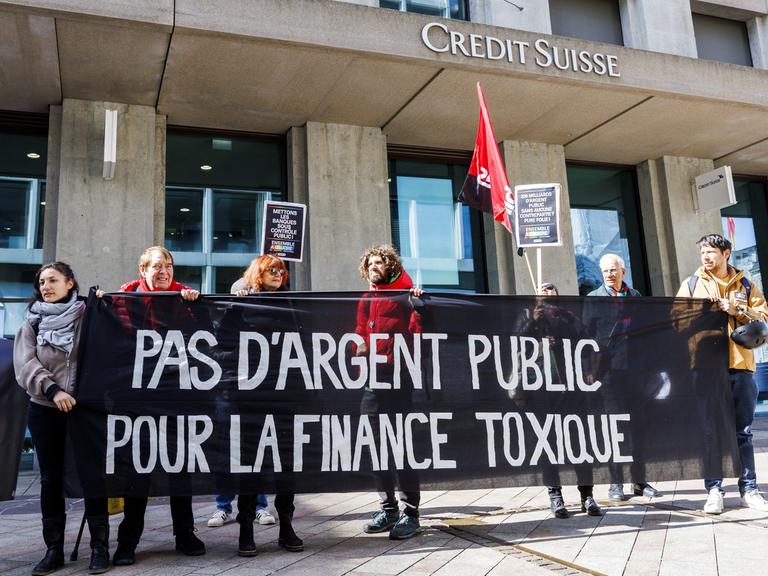 Proteste der Linken gegen den Übernahmedeal der Credit Suisse druch die UBS, denn die Schweizer Notenbank hat noch ein paar Milliarden draufgelegt, um die Finanzstabilität zu gewährleisten.