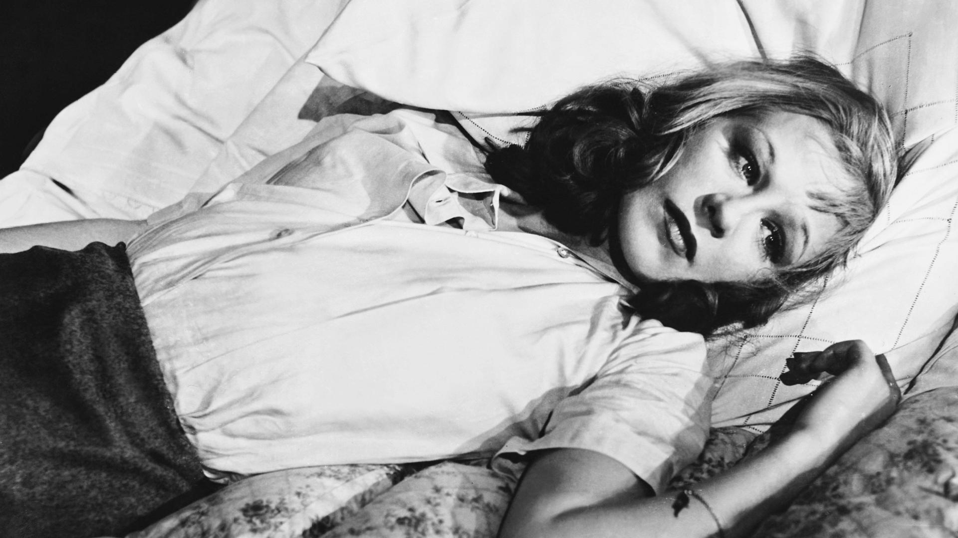 Hildegard Knef liegt auf einem Bett Hildegard Knef liegt auf einem Bett