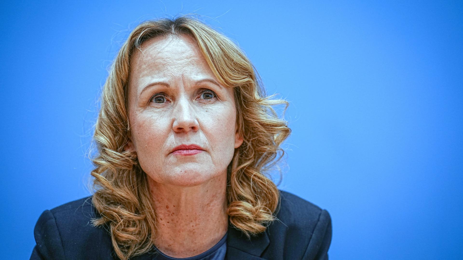 Berlin: Steffi Lemke (Bündnis 90/Die Grünen), Bundesministerin für Umwelt, Naturschutz, nukleare Sicherheit und Verbraucherschutz, spricht in der Bundespressekonferenz zur anstehenden Weltnaturkonferenz in Montreal und Biodiversitätskrise. Berlin: Steffi Lemke (Bündnis 90/Die Grünen), Bundesministerin für Umwelt, Naturschutz, nukleare Sicherheit und Verbraucherschutz, spricht in der Bundespressekonferenz zur anstehenden Weltnaturkonferenz in Montreal und Biodiversitätskrise.