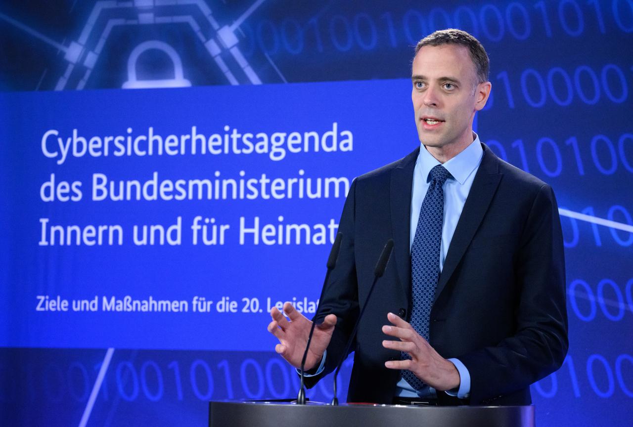 Markus Richter, IT-Beauftragter der Bundesregierung (CIO Bund) und Staatssekretär im Bundesministerium für Inneres und Heimat, steht bei einer Pressekonferenz vor einer blauen Wand vor einem Rednerpult Markus Richter, IT-Beauftragter der Bundesregierung (CIO Bund) und Staatssekretär im Bundesministerium für Inneres und Heimat, steht bei einer Pressekonferenz vor einer blauen Wand vor einem Rednerpult