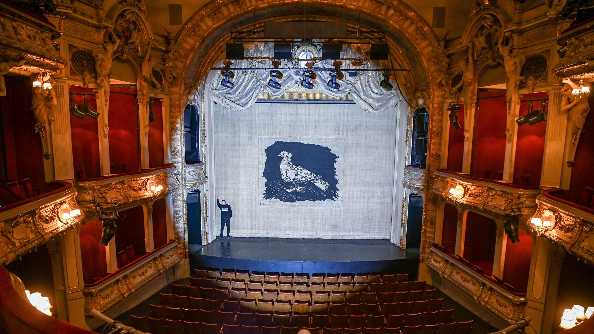 Blick in das Theater am Schiffbauerdamm in Berlin, das in den 50er-Jahren vom „Berliner Ensemble“ unter Leitung Bertolt Brechts bezogen wurde Blick in das Theater am Schiffbauerdamm in Berlin, das in den 50er-Jahren vom „Berliner Ensemble“ unter Leitung Bertolt Brechts bezogen wurde