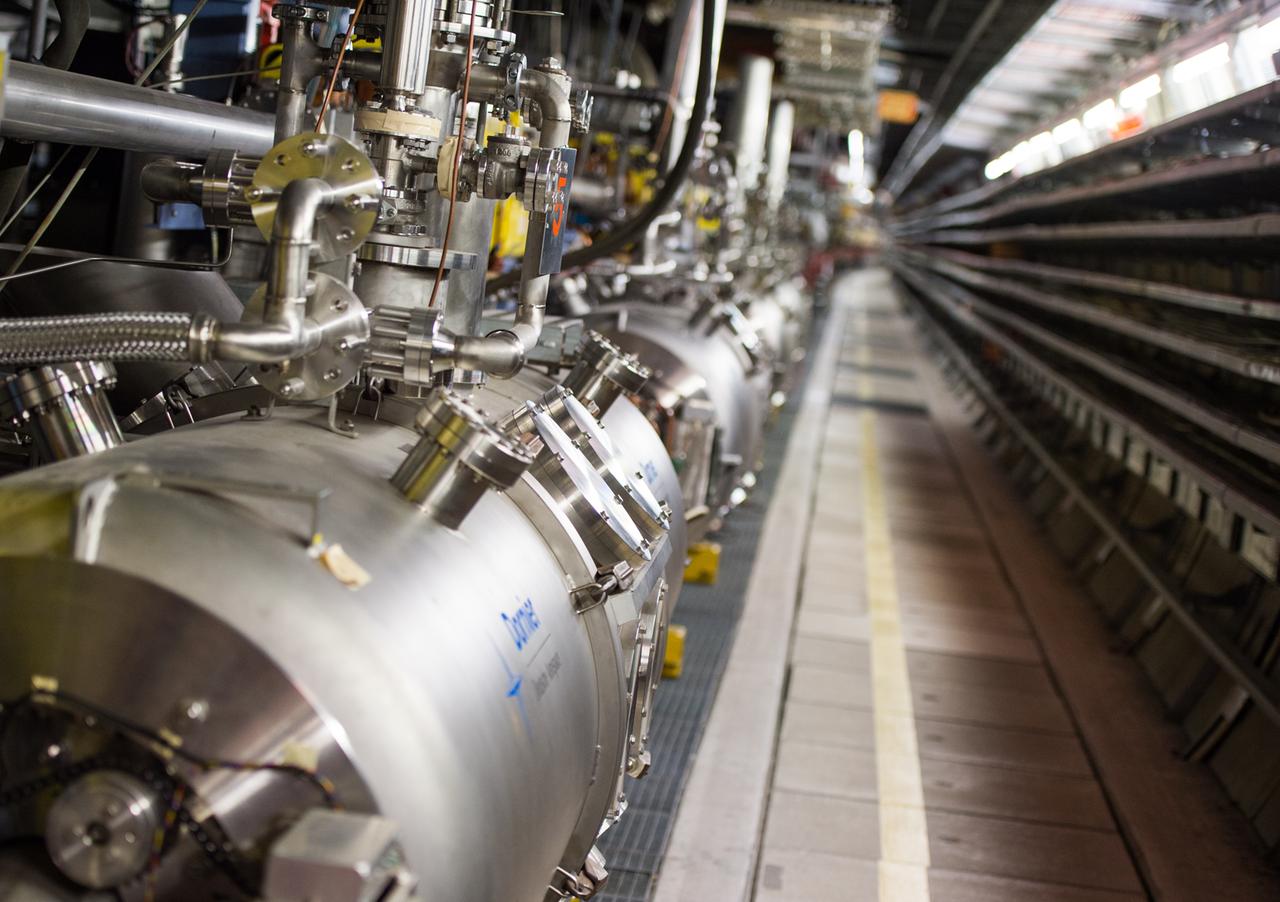 Der Tunnel mit Bauelementen der Hadron-Elektron-Ring-Anlage (Hera) auf dem Desy-Gelände in Hamburg. Der Tunnel mit Bauelementen der Hadron-Elektron-Ring-Anlage (Hera) auf dem Desy-Gelände in Hamburg.