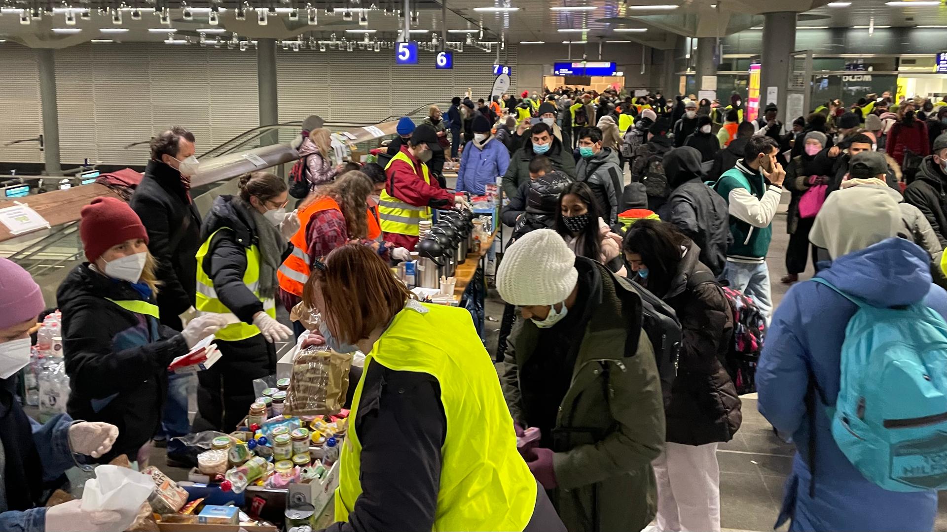 Freiwillige versorgen Geflüchtete am Ankunftszentrum im Berliner Hauptbahnhof Freiwillige versorgen Geflüchtete am Ankunftszentrum im Berliner Hauptbahnhof