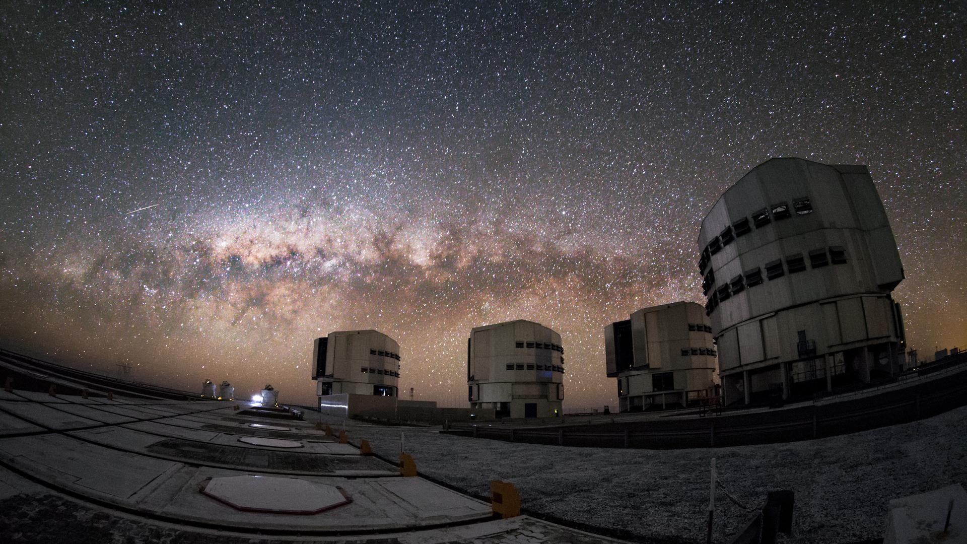 : Im Zentrum der Milchstraße (hier hinter den Teleskopen des Paranal-Observatoriums) befindet sich ein extrem massereiches Schwarzes Loch. : Im Zentrum der Milchstraße (hier hinter den Teleskopen des Paranal-Observatoriums) befindet sich ein extrem massereiches Schwarzes Loch.
