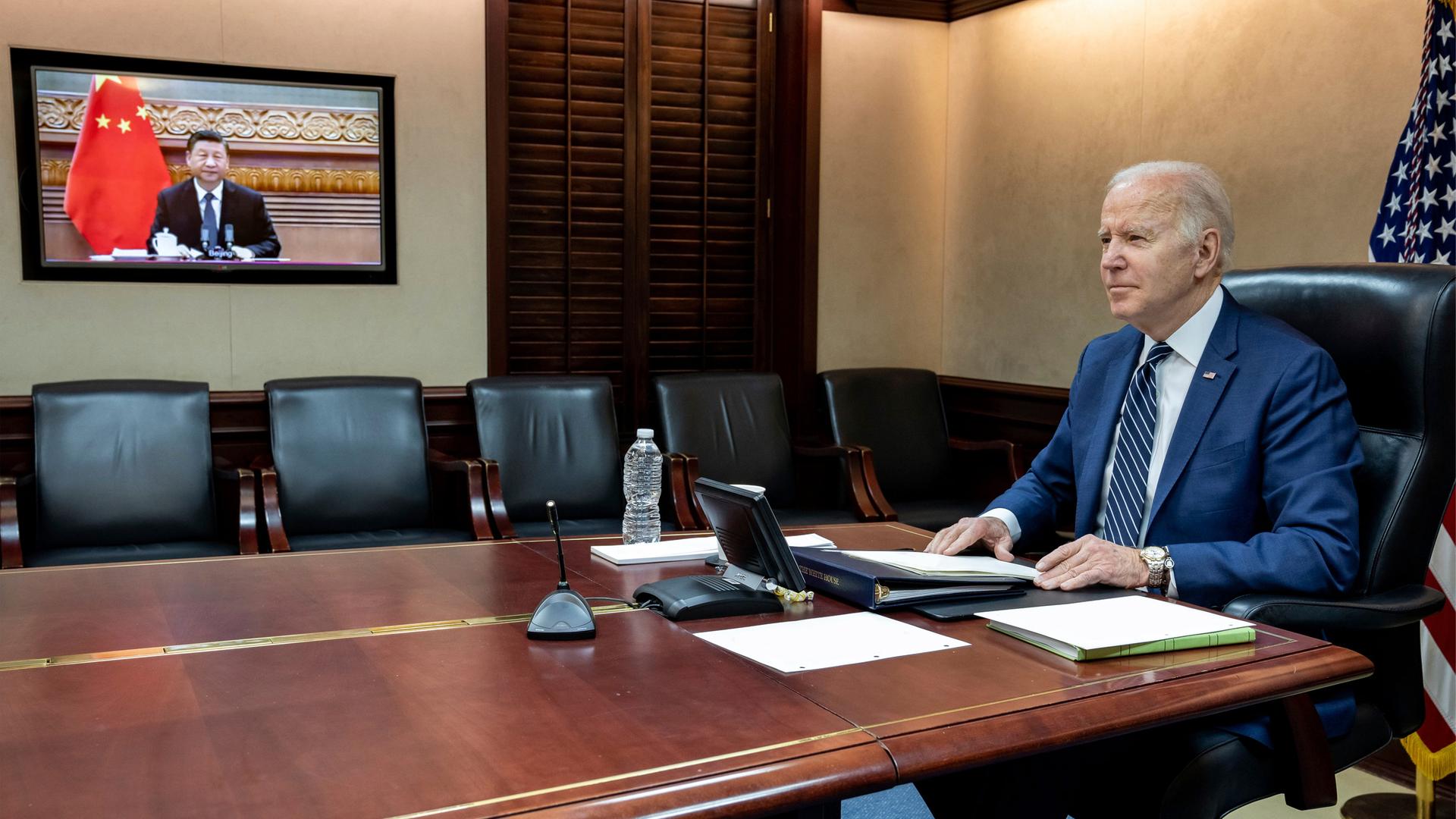 US-Präsident Joe Biden und der chinesische Präsident Xi Jinping sprechen im März 2022 über den Krieg in der Ukraine US-Präsident Joe Biden und der chinesische Präsident Xi Jinping sprechen im März 2022 über den Krieg in der Ukraine