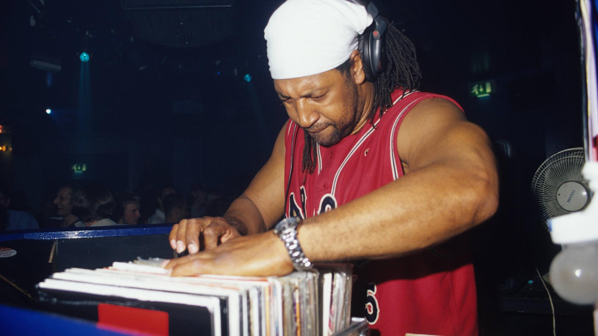 DJ Kool Herc durchsucht seine Platten bei einem Auftritt.
DJ Kool Herc durchsucht seine Platten bei einem Auftritt.