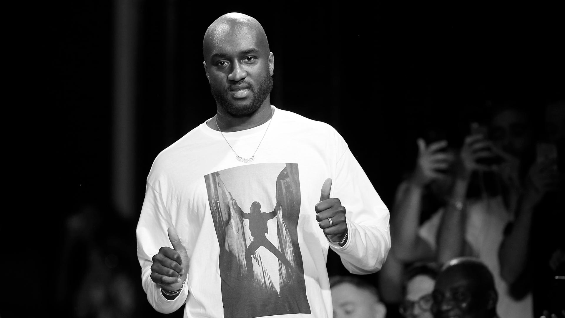 Abloh bei einer Modenschau in einem weißen Shirt. Abloh bei einer Modenschau in einem weißen Shirt.
