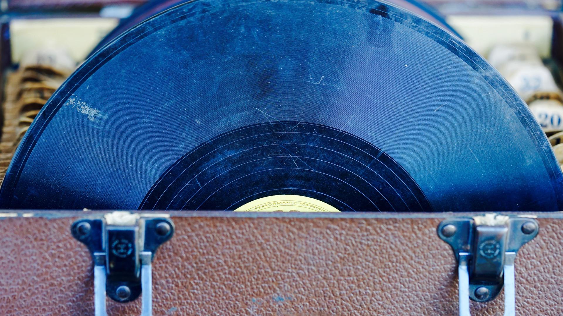 In einem aufgeklappten Koffer stehen viele Platten. In einem aufgeklappten Koffer stehen viele Platten.